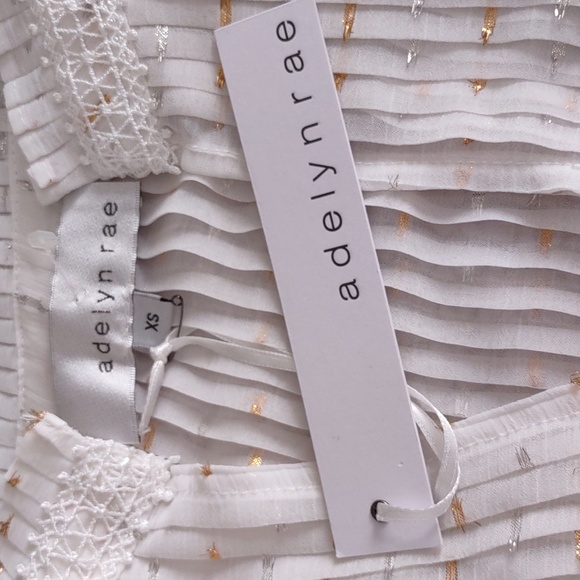 NWT Adelyn Rae XS White Gold Silver Foil Metallic Speckled Pleated Top - Picture 3 of 15